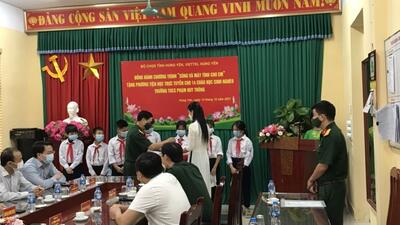 Học sinh nhận thiết bị học trực tuyến từ Bộ chỉ huy Quân sự tỉnh Hưng Yên, Công ty Viễn thông Viettel Hưng Yên